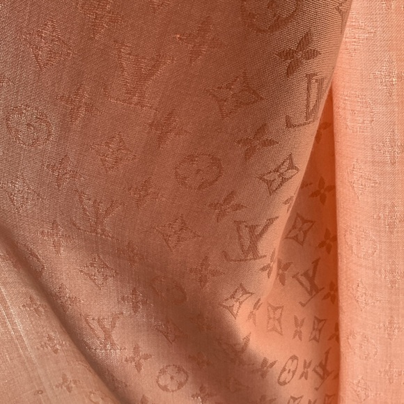 Louis Vuitton Monogram Shine Shawl - Picture 12 of 14